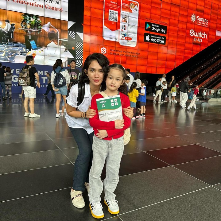 <p>Melihat akun Instagram Ussy, bocah berusia hampir genap tujuh tahun ini bergabung dalam lomba Matematika tingkat Asia Tenggara <em>"Dear</em> sheva... mama papa bangga apapun hasilnya besok.. hari ini bertanding di ajang <em>Southeast Asian Mathematical Olympiad</em>," ujarnya, dikutip dari akun @ussypratama. (Foto: Instagram @ussypratama)<br /><br /><br /></p>