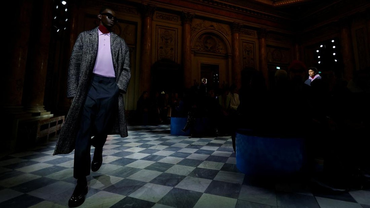 FOTO: Valentino Bawa Kemewahan Pria di Paris Fashion Week