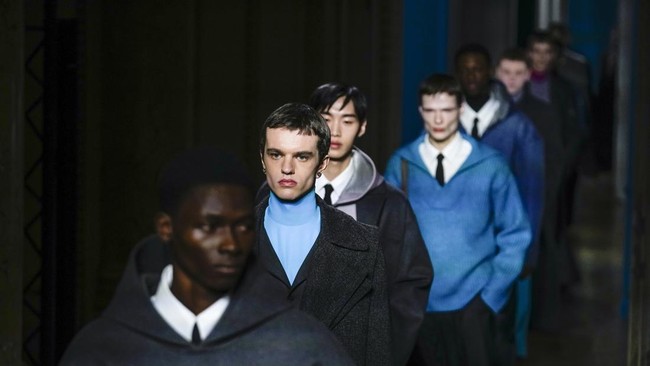 FOTO: Valentino Bawa Kemewahan Pria di Paris Fashion Week