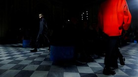 FOTO: Valentino Bawa Kemewahan Pria di Paris Fashion Week
