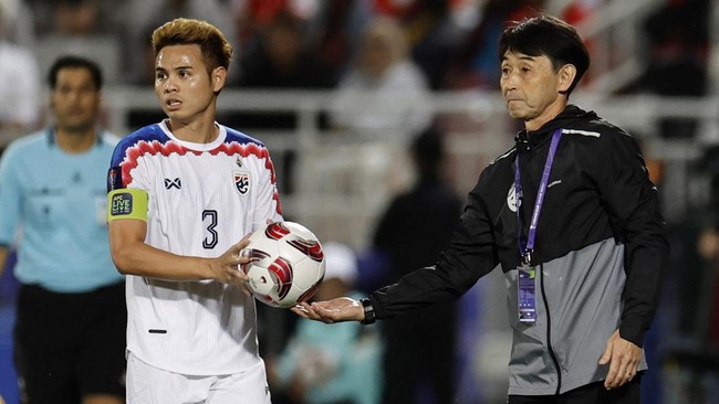 Bek Buriram United asal Thailand Theerathon Bunmathan dihukum usai mencubit alat vital pemain Johor Darul Ta'zim (JDT) asal Malaysia Arif Aiman Hanapi.