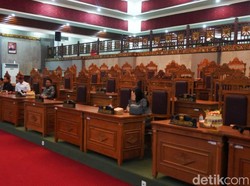 Ramai Anggota DPRD Karangasem Walk Out dari Rapat Paripurna Saat Bupati Masuk