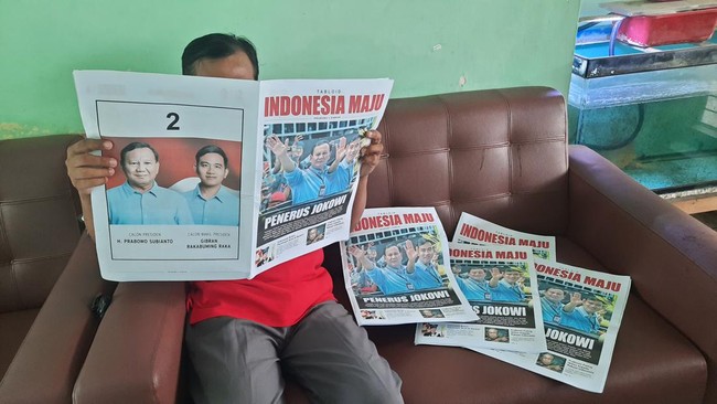Warga di Kudus pada Senin (22/1) mengatakan tabloid Indonesia Maju bergambar Prabowo-GIbran dan Kalender PSI dengan foto Kaesang disimpan di depan rumah.