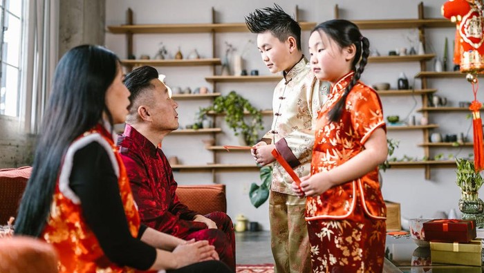 5 Tradisi Rayakan Imlek Bersama Keluarga, Ada yang Suka Kamu Lakukan?