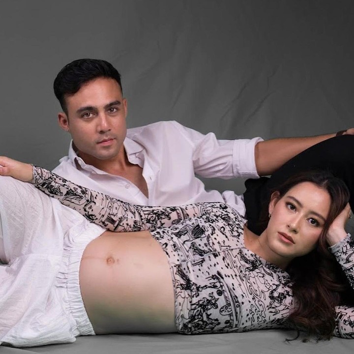 <p>Trimester dua kehamilan ini digunakan Laura dan Indra untuk melakukan maternity shoot. Pemotretan dilakukan di rumah dengan konsep yang sederhana. Meskipun begitu, hasilnya sangat memuaskan. (Foto: Instagram: @laura_theux)</p>