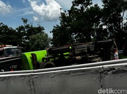 Truk Tangki Terguling di Tol Waru-Sidoarjo