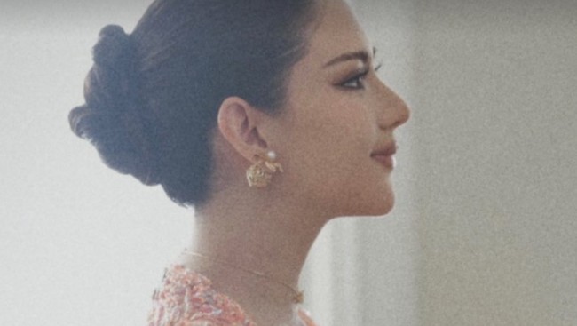 Adat Batak yang Digunakan Jessica Mila saat Syukuran 7 Bulanan, Bikin Salfok