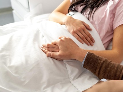 Kisah Menyentuh Suami Setia Rawat Istri yang Hilang Ingatan, Tak Mau Menikah Lagi