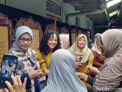 Kunjungi Kampung Batik Laweyan, Fery-Mutiara Baswedan Belajar Membatik