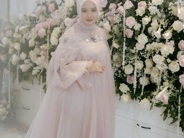 img-title 7 Potret Ayu Chasna Anak Kiai Berusia 18 Tahun yang Viral Usai Dinikahi Gus Sunny