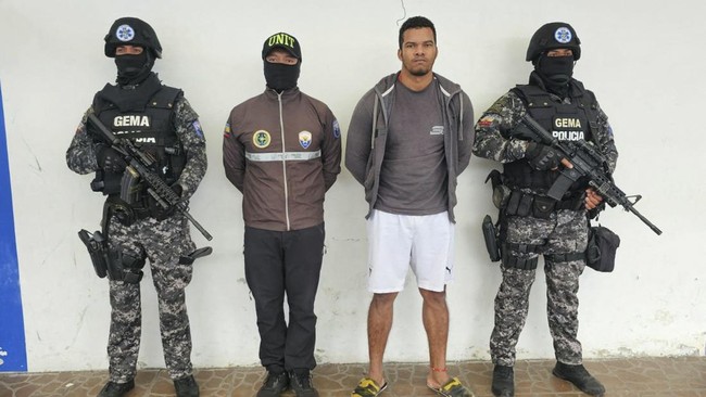 Kepolisian dan militer Ekuador berhasil meringkus bos geng kriminal bersenjata asal Kolombia Oliver Sinisterra, Carlos L, Minggu (22/1) malam waktu setempat.