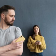 6 Tanda yang Kerap Ditunjukkan Pasanganmu Ketika Dia Berselingkuh Secara Emosional