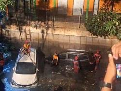 Polisi: 2 Mobil Tercebur di Palmerah karena Sandal Nyangkut di Kopling