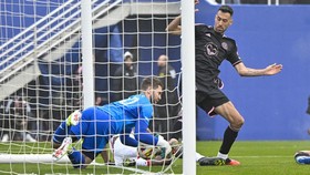 Reaksi Maarten Paes Usai Bikin Messi Frustrasi