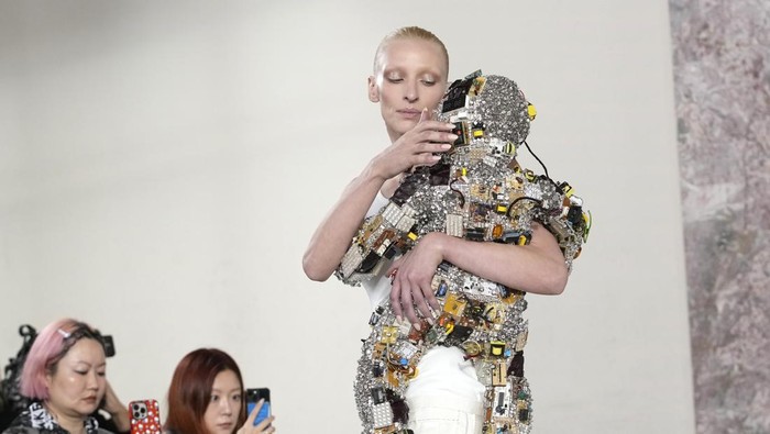 Koleksi Couture 2024 Schiaparelli Buat Komputer Jadi Busana, Ada Dress Motherboard