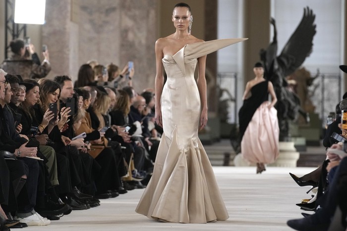 A mode wears a creation for Schiaparelli's Haute Couture Spring-Summer 2024 collection presented in Paris, Monday, Jan. 22, 2024. (AP Photo/Christophe Ena)