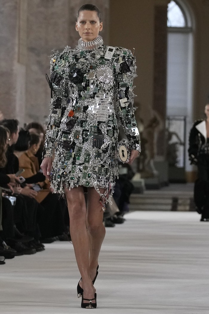 A mode wears a creation for Schiaparelli's Haute Couture Spring-Summer 2024 collection presented in Paris, Monday, Jan. 22, 2024. (AP Photo/Christophe Ena)