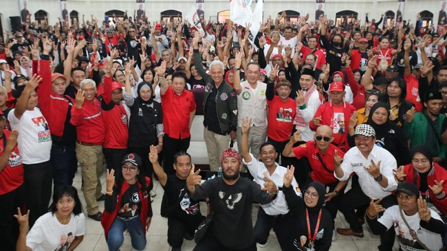 Pada 21 November 2023, Jokowi teken PP 53/2023 yang isinya mengubah ketentuan dalam PP 32/2018 terkait pejabat yang tak harus mundur meski maju di Pilpres.