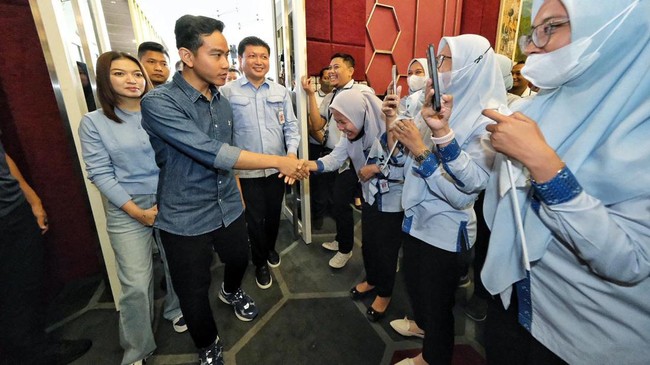 Cawapres nomor urut 2, Gibran Rakabuming Raka mengatakan, industri tekstil Indonesia harus dioptimalkan dengan hilirisasi produk dan menyederhanakan peraturan.