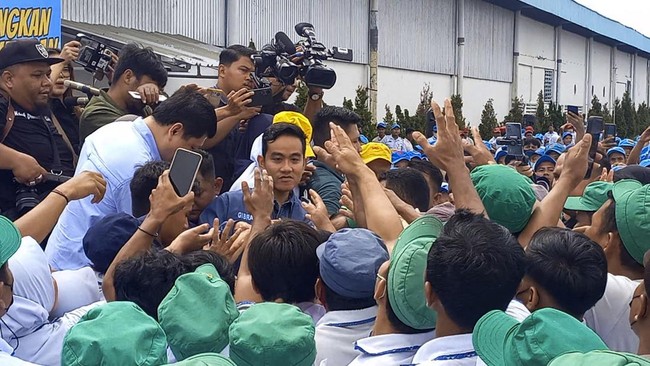 Teriakan 'Mas Samsul' terdengar dari arah kerumunan saat Gibran menyalami para karyawan PT Sritex di pabrik tekstil tersebut.