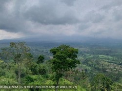 Gunung Semeru Erupsi Muntahkan Abu Vulkanik Setinggi Lebih 3 Km