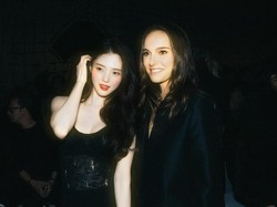 Potret Han So Hee bareng Natalie Portman di Paris Fashion Week