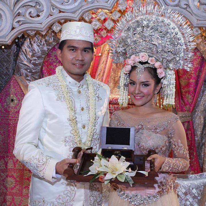 <p>Pada hari ulang tahun pernikahan ke-12, Intan mengunggah foto-foto pernikahannya. Perempuan kelahiran Jakarta ini mengucap syukur karena disandingkan dengan sosok suami yang penyabar dan bertanggung jawab. (Foto: Instagram @intan_nuraini23)</p>