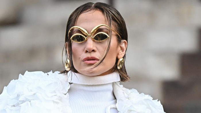 5 Momen Fenomenal Paris Couture Week 2024, Show Terbaik hingga Makeup Porselen Ikonis
