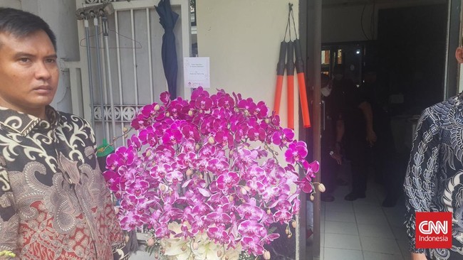Sekjen PDIP mengatakan kiriman-kiriman bunga ucapan selamat ultah ke Megawati menambah keceriaan suasana di kediaman Ketum PDIP tersebut.