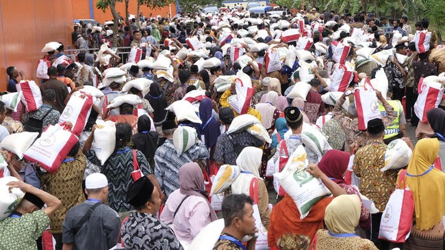 Bansos Beras 10 Kg ke 18 Juta Keluarga Miskin Cair Bulan Ini Menkeu Sri Mulyani mengatakan bansos berupa beras 10 kilogram (kg) akan mulai cair bulan ini ke 18,3 juta keluarga penerima manfaat (KPM).