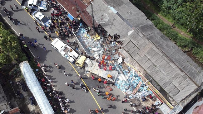 Kecelakaan beruntun melibatkan lima kendaraan roda empat dan dua sepeda motor terjadi di Jalan Raya Puncak, di depan SDN Tugu Selatan, Cisarua, Kabupaten Bogor.