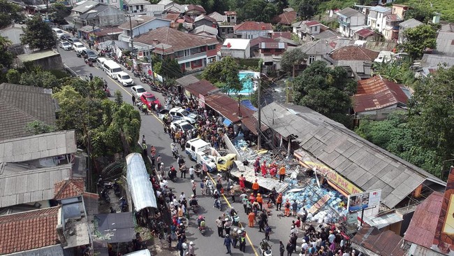 Sebanyak 14 orang korban luka akibat kecelakaan beruntun di Puncak Bogor pada Selasa (23/1) diizinkan pulang, tiga lainnya dirujuk ke rumah sakit terdekat.