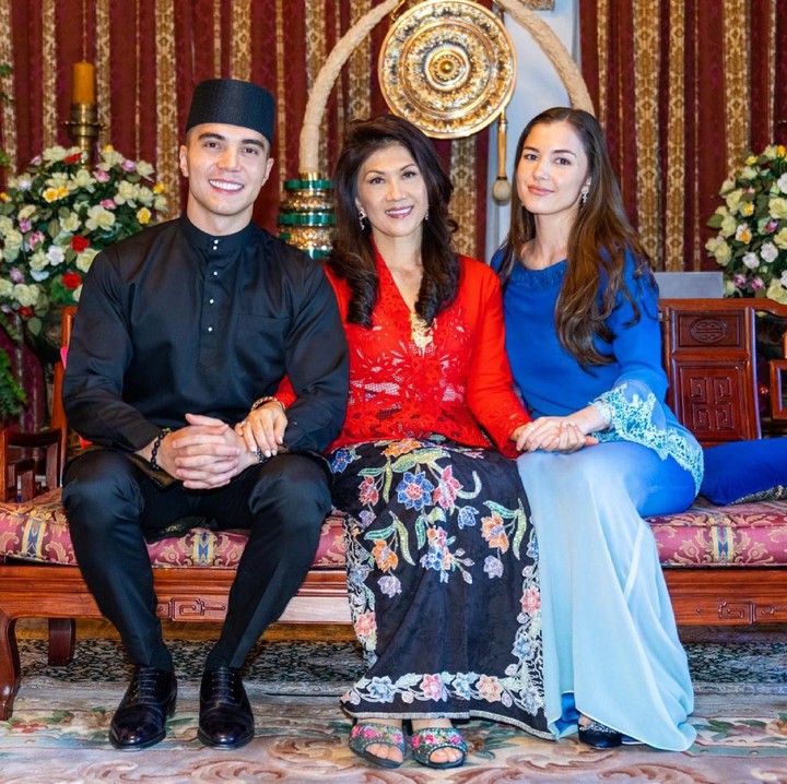 <p>Istri Pangeran Mateen lahir dengan nama Anisha Rosnah Binti Adam pada 14 November 1993. Ia merupakan cucu dari Pehin Dato Awang Isa bin Awang Ibrahim, salah satu penasihat Sultan Hassanal Bolkiah. (Foto: Instagram @danialik)</p>