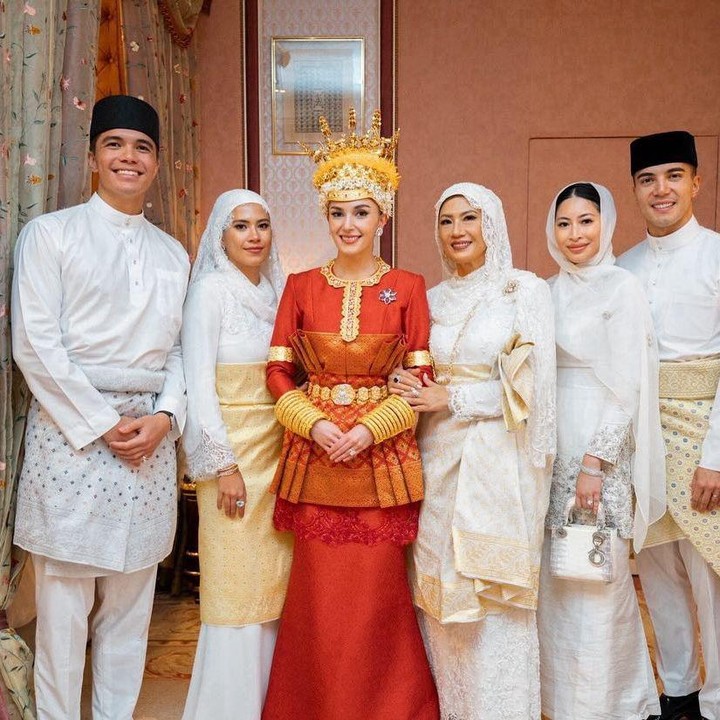 <p>Keluarga Anisha turut menyaksikan pernikahannya dengan Pangeran Mateen. Potret ini diambil ketika mereka menghadiri upacara Majlis Istiadat Berbedak Pengantin Diraja yang digelar pada 10 Januari 2024. (Foto: Instagram @danialik)</p>