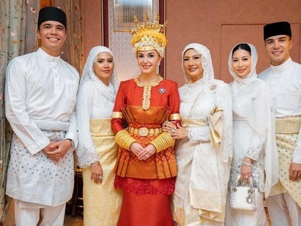 5 Potret Anisha Rosnah Isa Kalebic Bersama Keluarga, Sang Kakak & Pangeran Mateen Bestie Banget