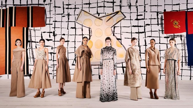 Maria Grazia Chiuri mencoba menggali makna aura untuk koleksi Dior Haute Couture lewat penggunaan kain moire yang gemilang.