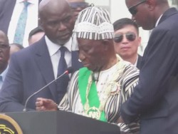 Momen Presiden Liberia Tiba-tiba Mematung Saat Pidato Pelantikan