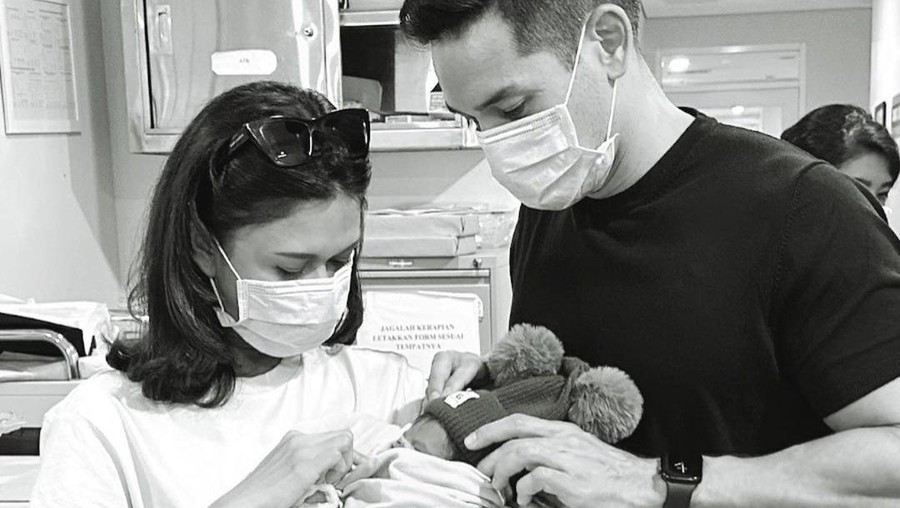 Nana Mirdad, Andrew White, dan bayi perempuan yang ditemukan di semak dekat rumahnya