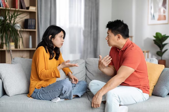 6 Tanda Pasanganmu Berselingkuh Secara Emosional