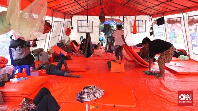 Empat lansia yang menempati tenda pengungsian akibat erupsi Gunung Lewotobi Laki-laki meninggal dunia.