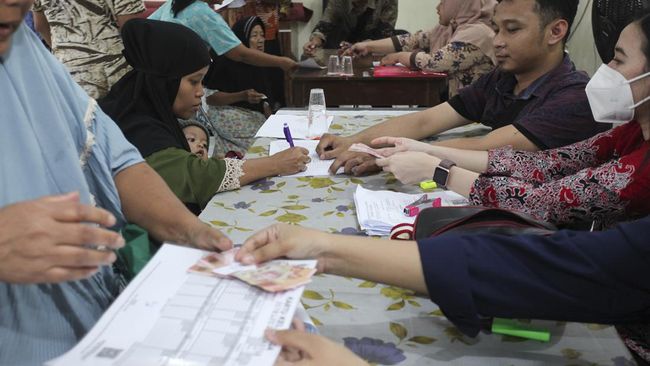 Masyarakat yang ingin memastikan apakah termasuk sebagai penerima bansos dari pemerintah, dapat melakukan pengecekan DTSEN di https://cekbansos.kemensos.go.id.