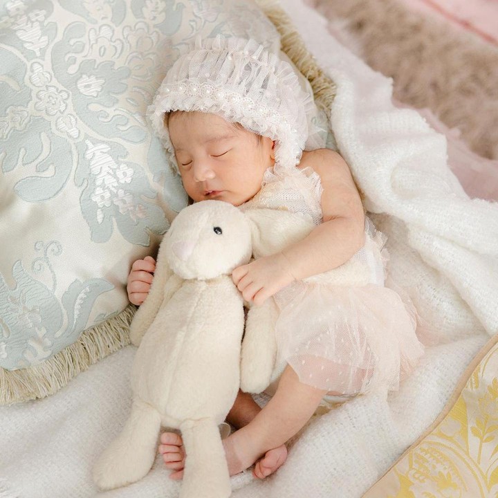 <p>Dalam potret yang diunggah oleh Patricia, Brielle terlihat menggemaskan ketika tidur dengan gaun warna putih. Tak sendirian, ia juga ditemani oleh boneka kelinci. (Foto: Instagram: @pattdevdex)</p>