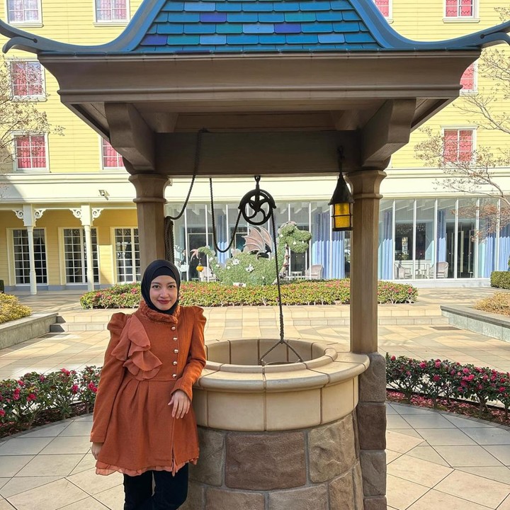 <p>Keduanya bertemu dan sering berinteraksi dalam satu organisasi. Maissy pun mengaku sering berdebat dengan sang suami saat masih berabung dalam organisasi tersebut. Katanya, mereka enggak cocok karena banyak perbedaan pendapat. Namun, menurut Meissy pula, hal tersebutlah yang membuat mereka saling melengkapi.(Foto: Instagram @pramaisshelarinda.md)<br /><br /></p>