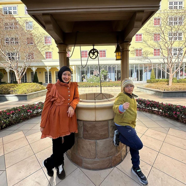 <p>Meski enggak pernah menargetkan punya suami sesama dokter, Maissy bersyukur bisa menikah dengan Riky. "Ya disyukuri aja, memang jodohnya begitu," ucapnya. (Foto: Instagram @pramaisshelarinda.md)<br /><br /><br /></p>