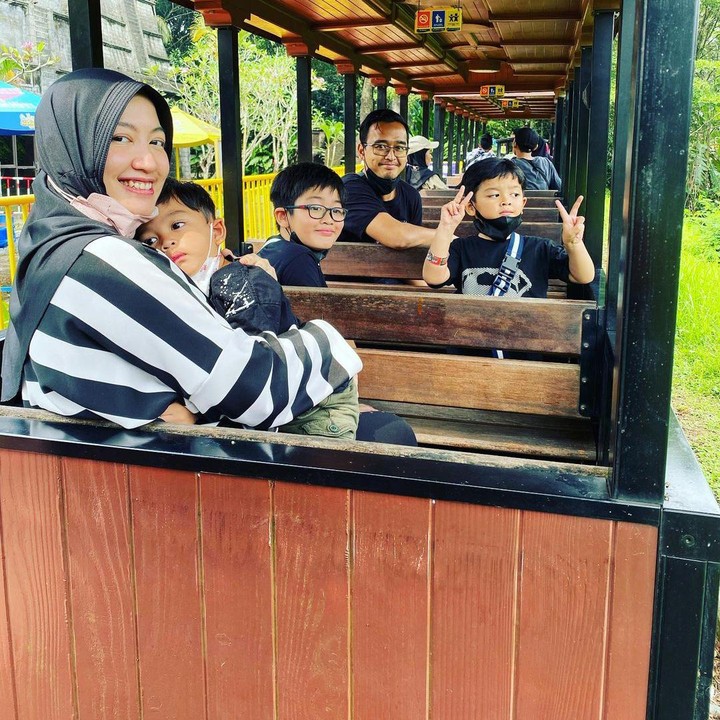 <p>Bukan tanpa alasan, ini karena perempuan berusia 33 tahun ini fokus menjalani profesi sebagai dokter dan menjadi Bunda dari tiga orang anak laki-laki. (Foto: Instagram @pramaisshelarinda.md)<br /><br /><br /></p>