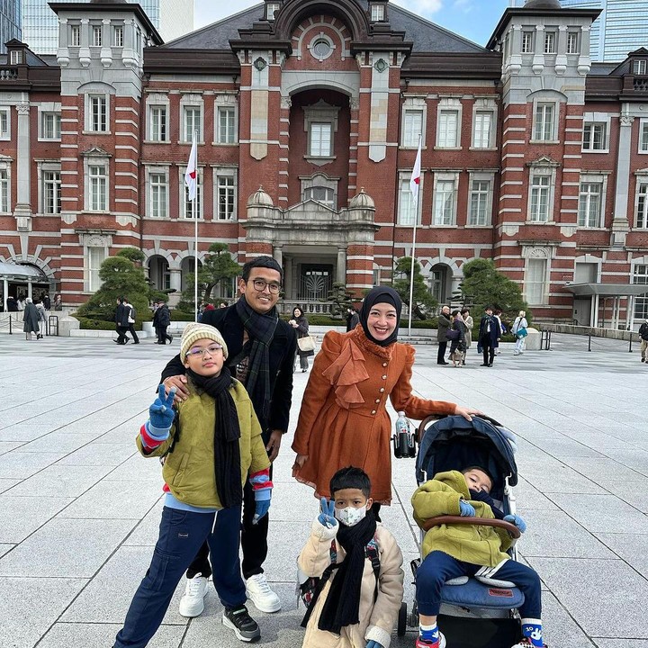 <p>Melalui media sosial, Maissy kerap bagikan momen liburan bareng keluarganya. Katanya, punya anak bukan alasan untuk enggak pergi ke mana-mana. <em>"Having kids is a reason to travel, never a reason to stop </em>(Punya anak adalah alasan untuk jalan-jalan, tidak pernah menjadi alasan untuk berhenti)," tulis Maissy sebagai keterangan fotonya. Kita doakan, semoga rumah tangga yang sudah hampir genap 11 tahun ini langgeng dan dilimpahi kebahagiaan, ya. (Foto: Instagram @pramaisshelarinda.md)</p>