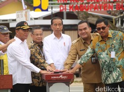 Jokowi Guyur Rp 15 T buat Perbaiki Jalan Daerah Tahun Ini