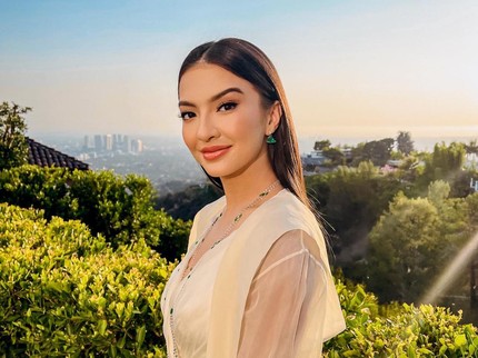7 Potret Memesona Raline Shah yang Bantah Kabar Menikah Maret 2024