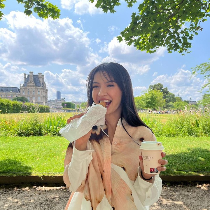 <p>Berhasil menempati posisi <em>3rd runner up</em> di kompetisi itu, Raline Shah terus melebarkan sayap di dunia modelling. Ia juga terjun ke dunia akting lewat film perdananya yang berjudul<em> 5 cm.</em> (Foto: Instagram @ralineshah)</p>