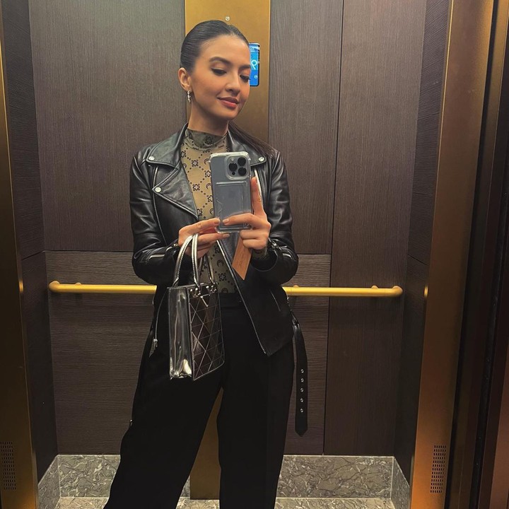<p>Namun, Raline Shah membantah kabar burung itu dengan memberikan klarifikasi di Instagram Story. "<em>This is not true. Thank you</em> (Ini tidak benar. Terima kasih)," tulisnya dengan emoji tangan meminta maaf. (Foto: Instagram @ralineshah)</p>